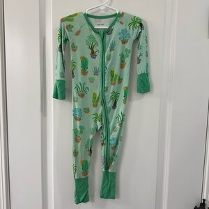 Little Sleepies zippy. Size 6-12 month.